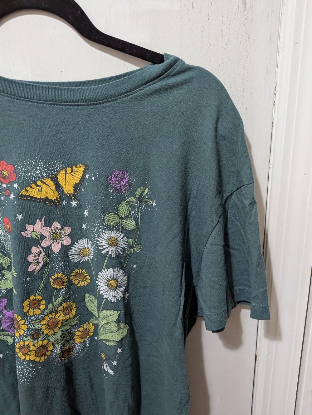 Doe 2XL Women's Green Floral & Butterfly Short Sleeve Graphic Tee - Picture 4 of 5